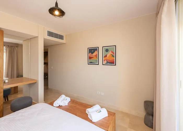 Vogue & Idyllic 2 Bdr Mangroovy Free Pool & Access *